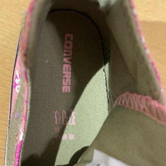 Kids floral pink Chuck Taylor, Velcro sides, size 8 - Picture 3 of 8